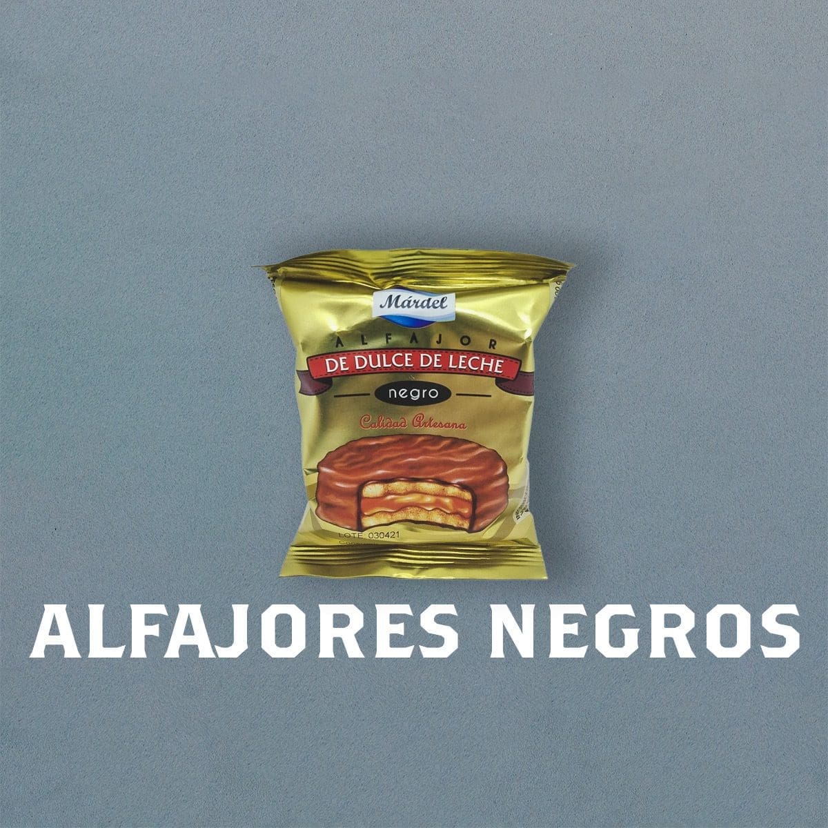 foto de una alfajor de chocolate negro